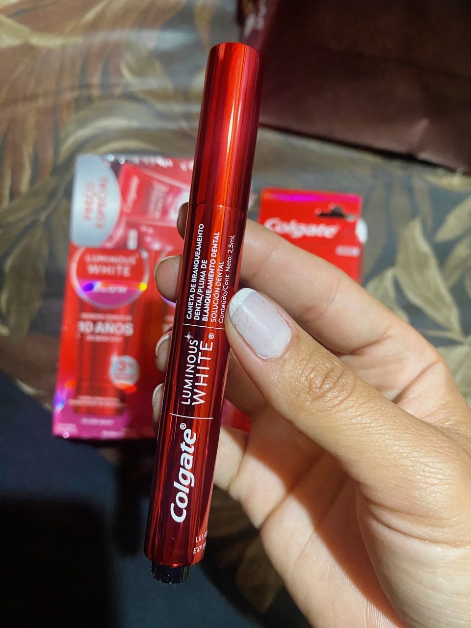 Caneta branqueadora Colgate da cliente Ana